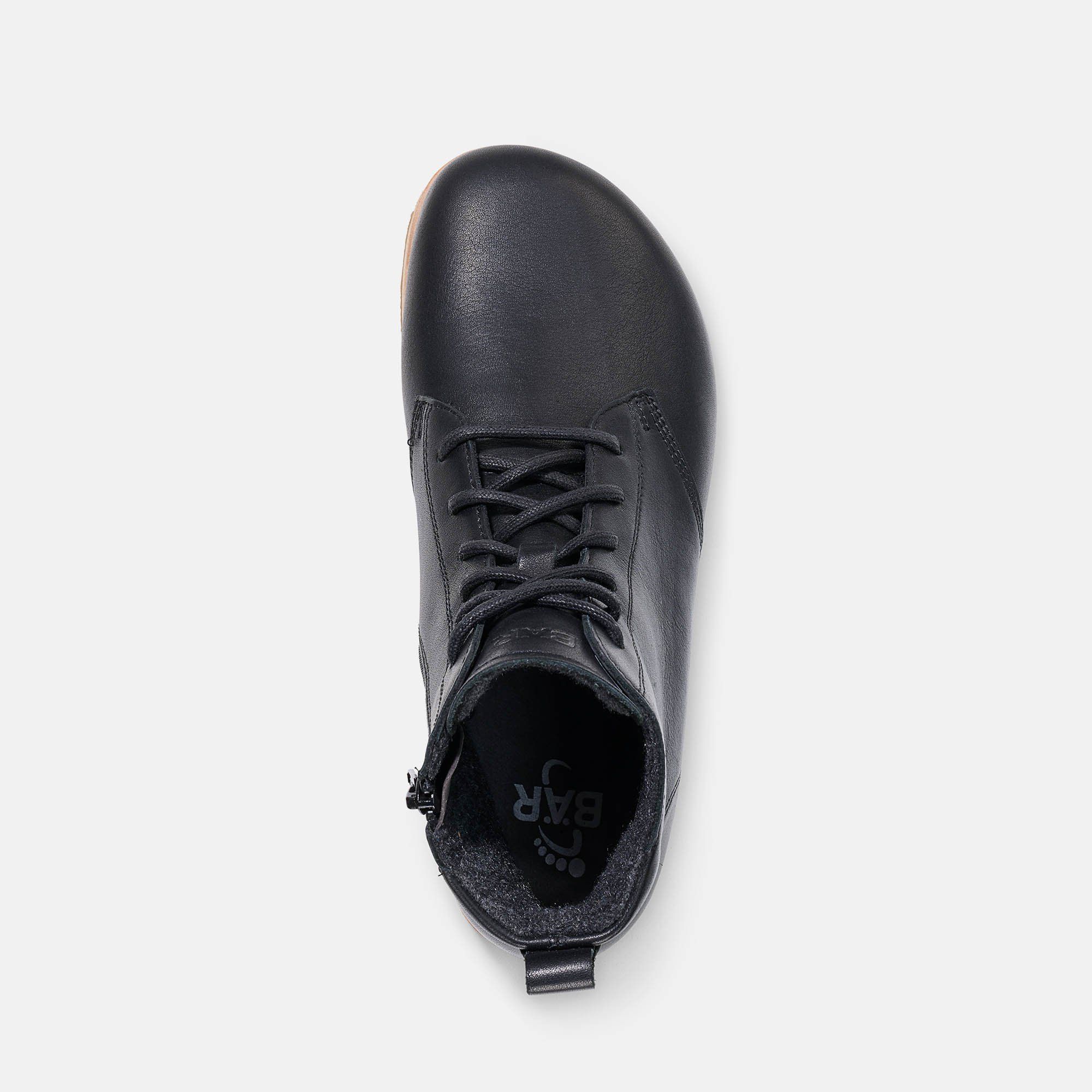 Schwarze Stiefelette von oben. Innenfutter sichtbar, Reißverschluss und Logo.
