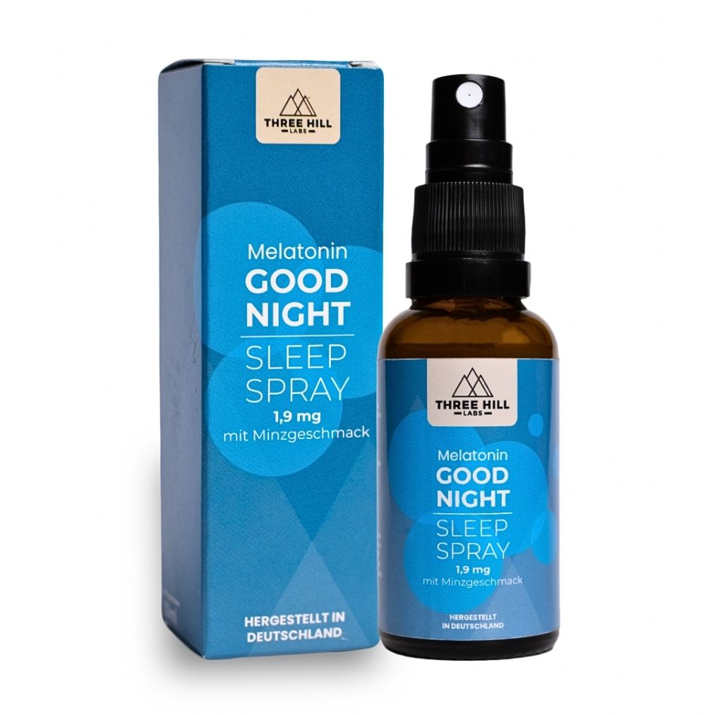 Braune Sprühflasche und Schachtel. Aufschrift: Melatonin Good Night Sleep Spray, 1,9 mg mit Minzgeschmack. Hergestellt in Deutschland.