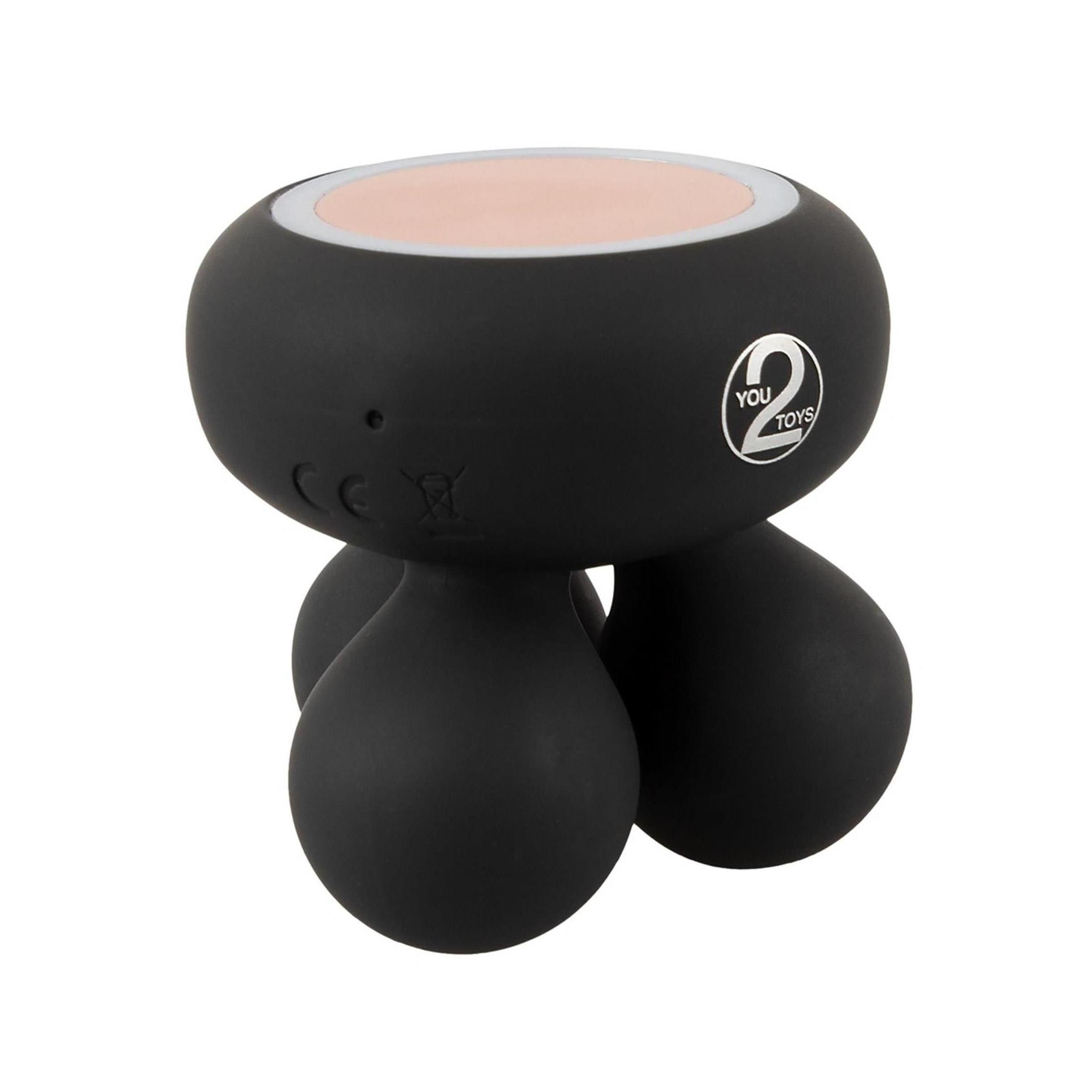 Schwarzes Massagegerät mit vier kugelförmigen Füßen und einer runden, hellen Oberfläche. Logo mit der Zahl 2.