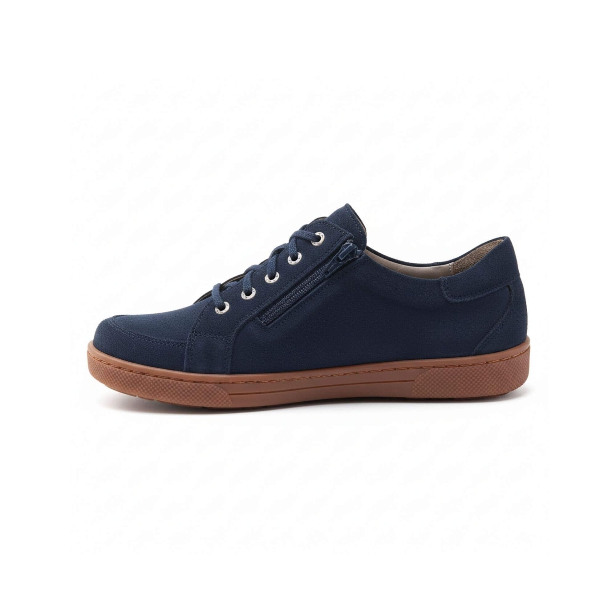Blauer Schnürschuh mit seitlichem Reißverschluss und brauner Sohle. Breite Passform. Schuh von der Seite.
