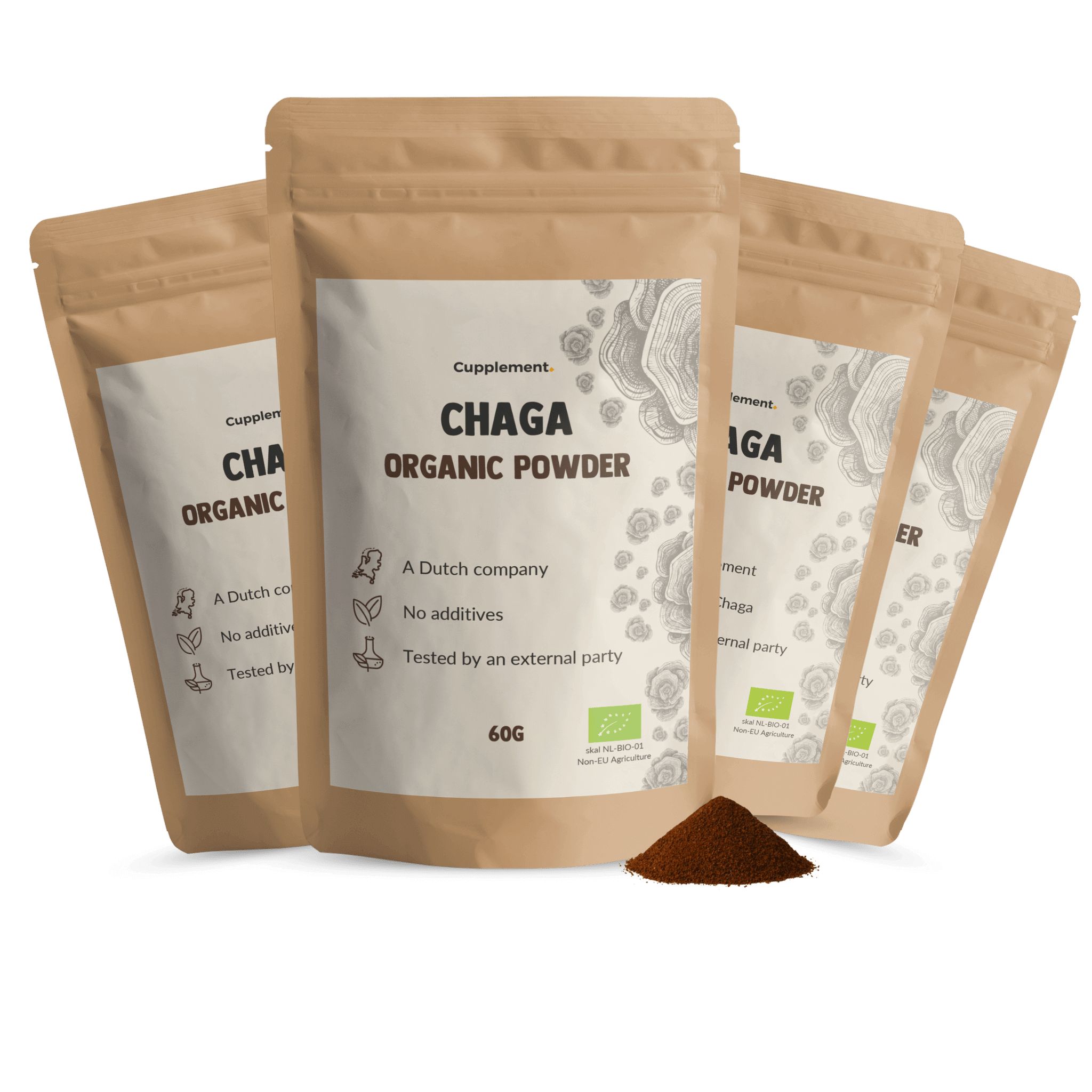 Vier Beutel Cupplement Chaga Organic Powder. Braune Papierverpackung mit weißem Etikett. Braunes Pulver daneben.