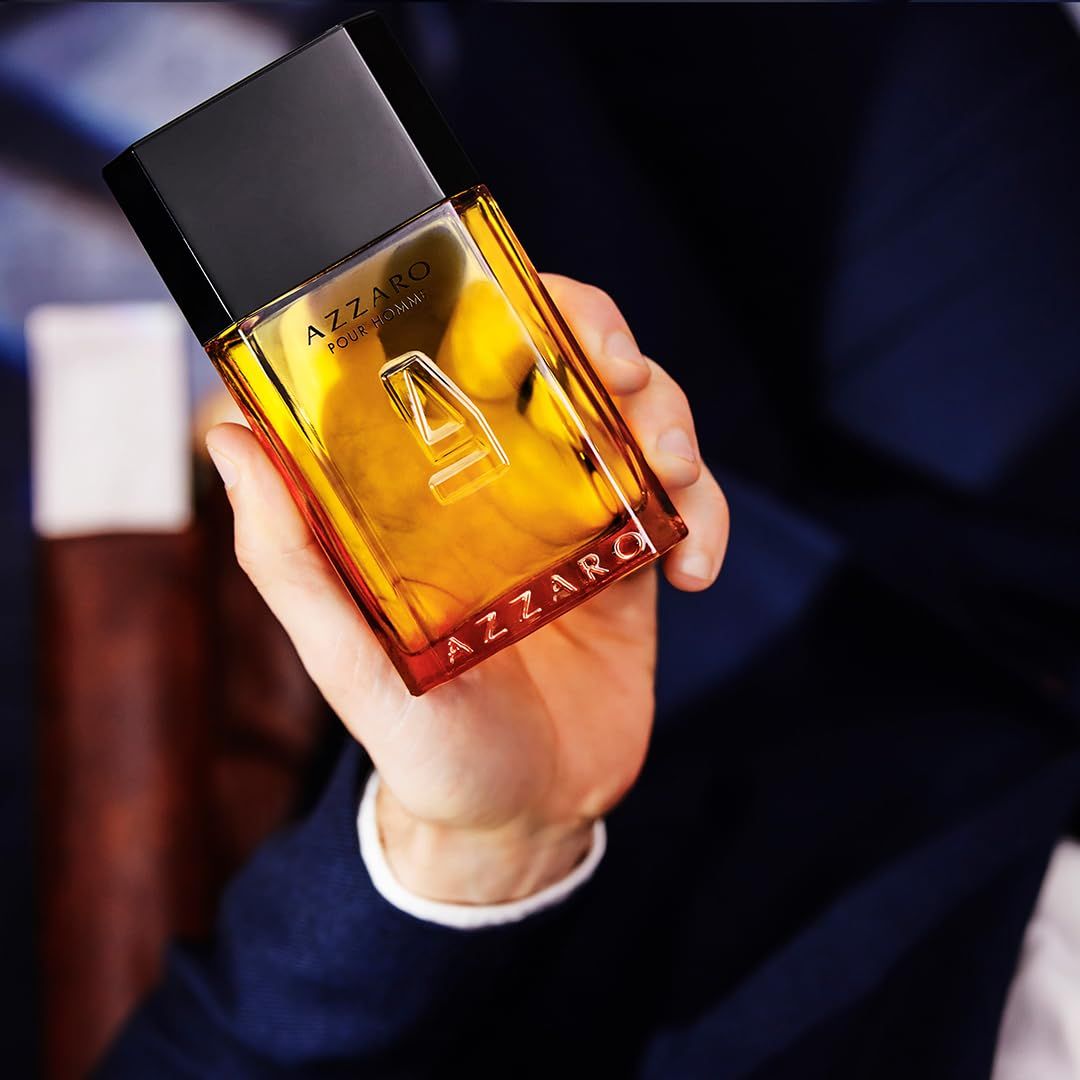 AZZARO POUR HOMME Flakon. Rechteckiger Flakon mit schwarzem Deckel. Logo und Schriftzug AZZARO.