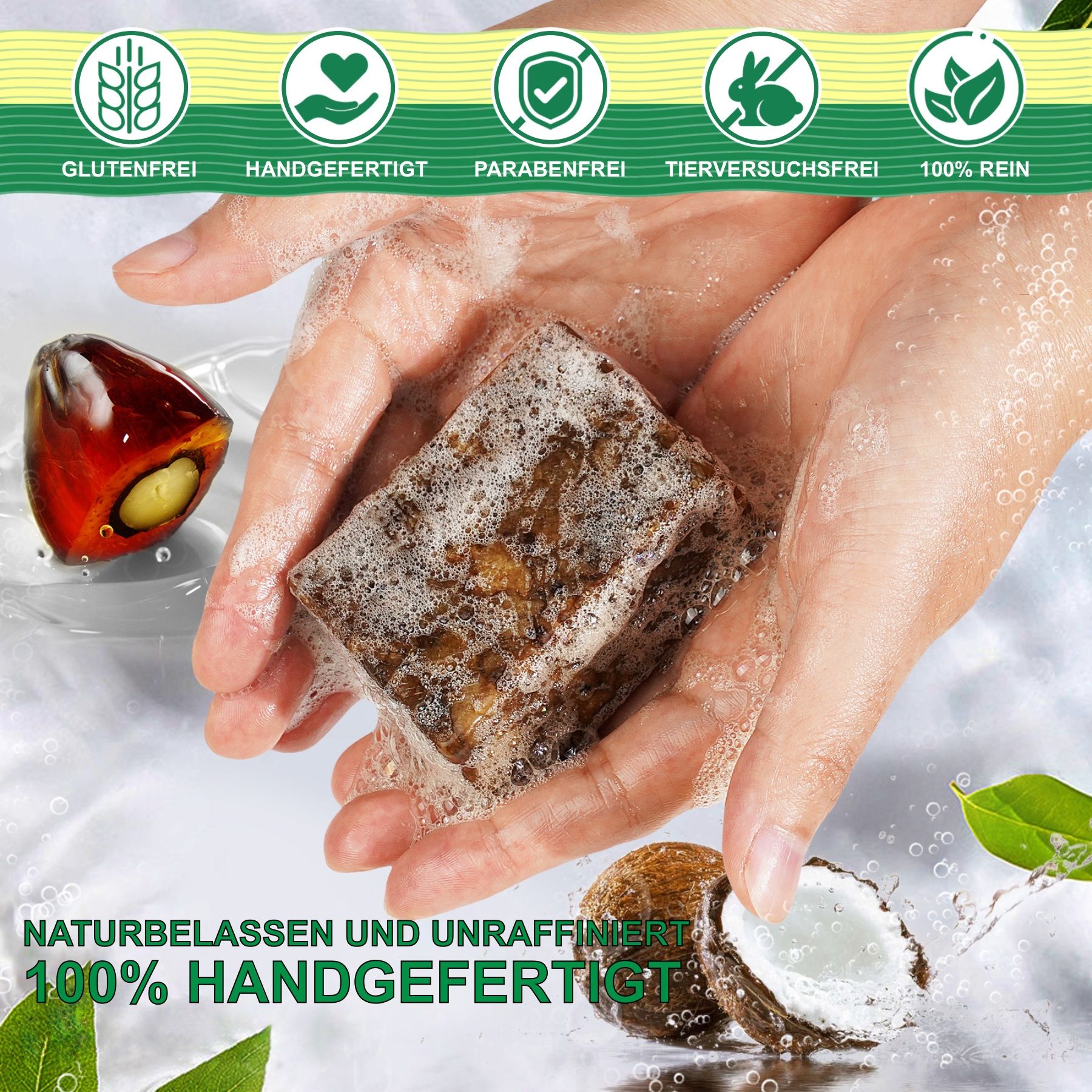 Hände halten ein Stück schwarze Seife. Kokosnuss und Palmfrüchte daneben. Text: Naturrein und unraffiniert.