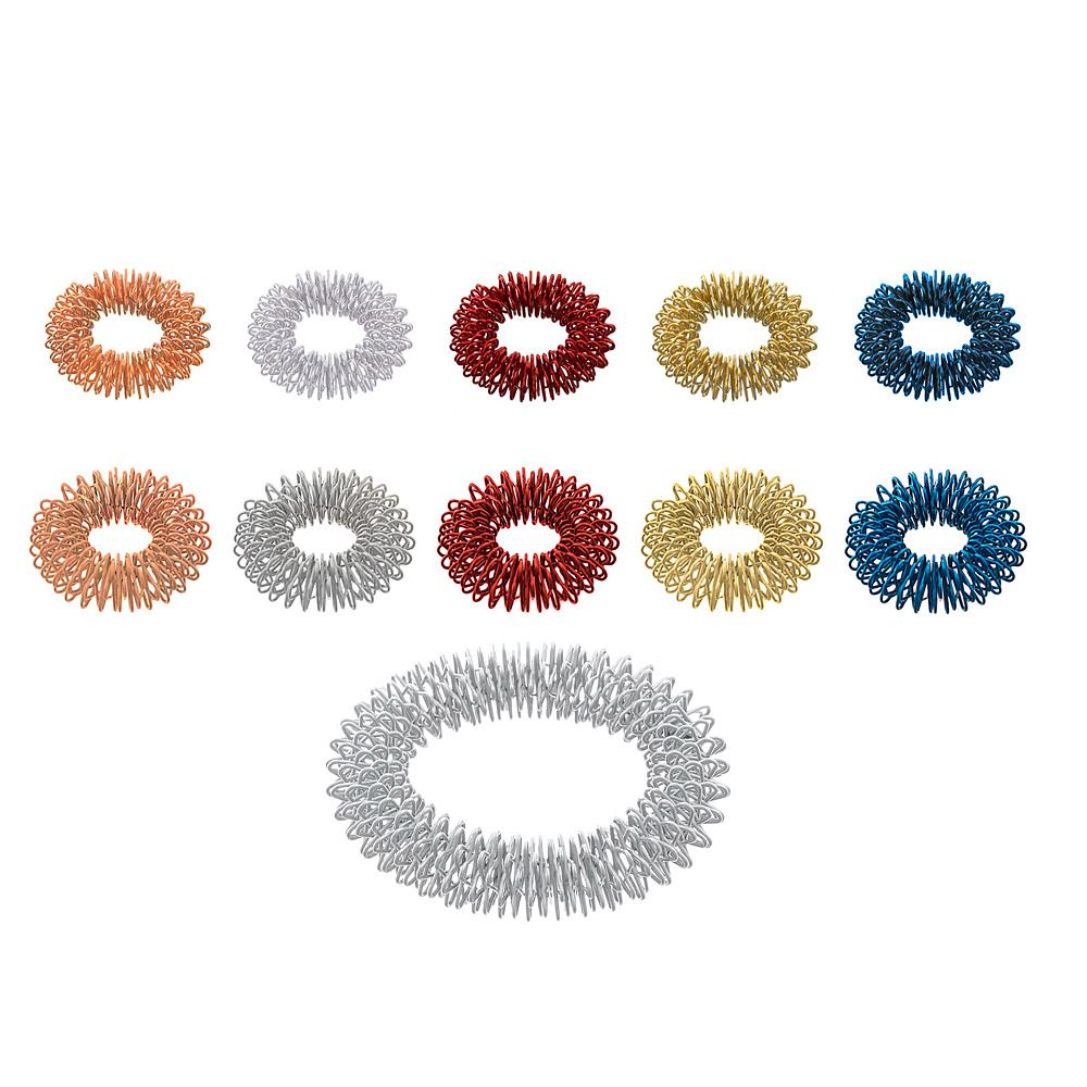 Zehn Massage-Ringe in Kupfer, Silber, Rot, Gold und Blau. Ein großer Ring unten.
