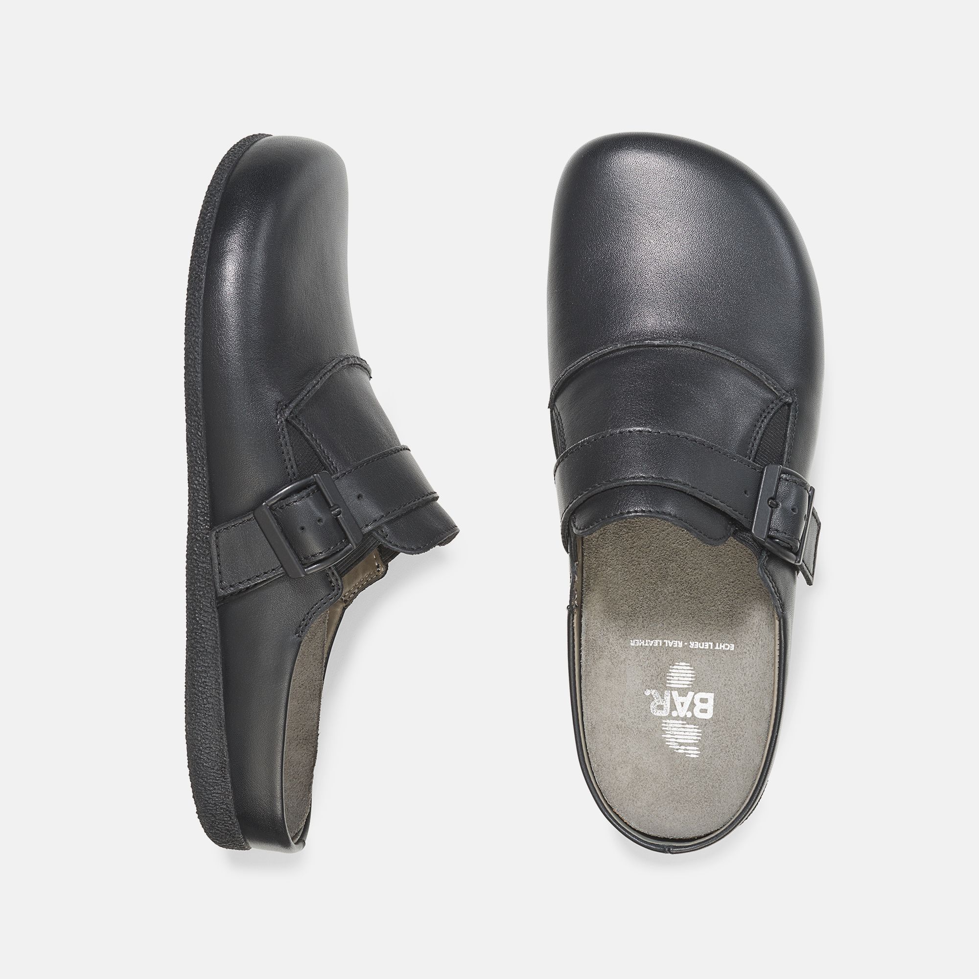 Schwarze BÄR Marlon Pantoletten. Draufsicht auf zwei Schuhe. Sichtbar: Riemen, Schnallen, Innensohle mit Logo. Breite Passform.