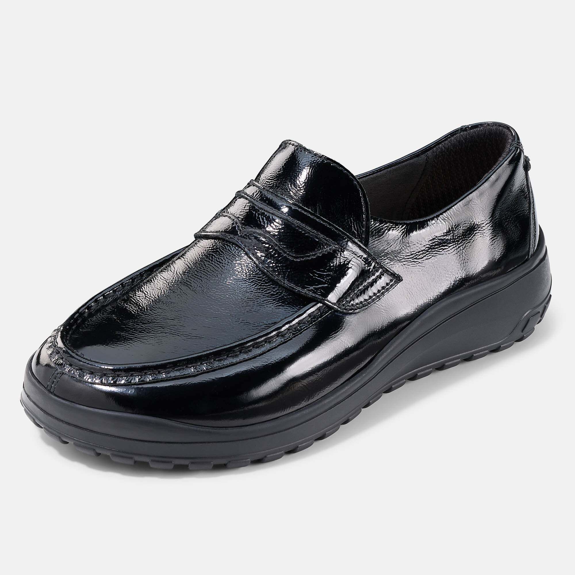 Schwarzer Lack-Slipper, breite Passform, schräge Ansicht mit Plateau-Sohle.