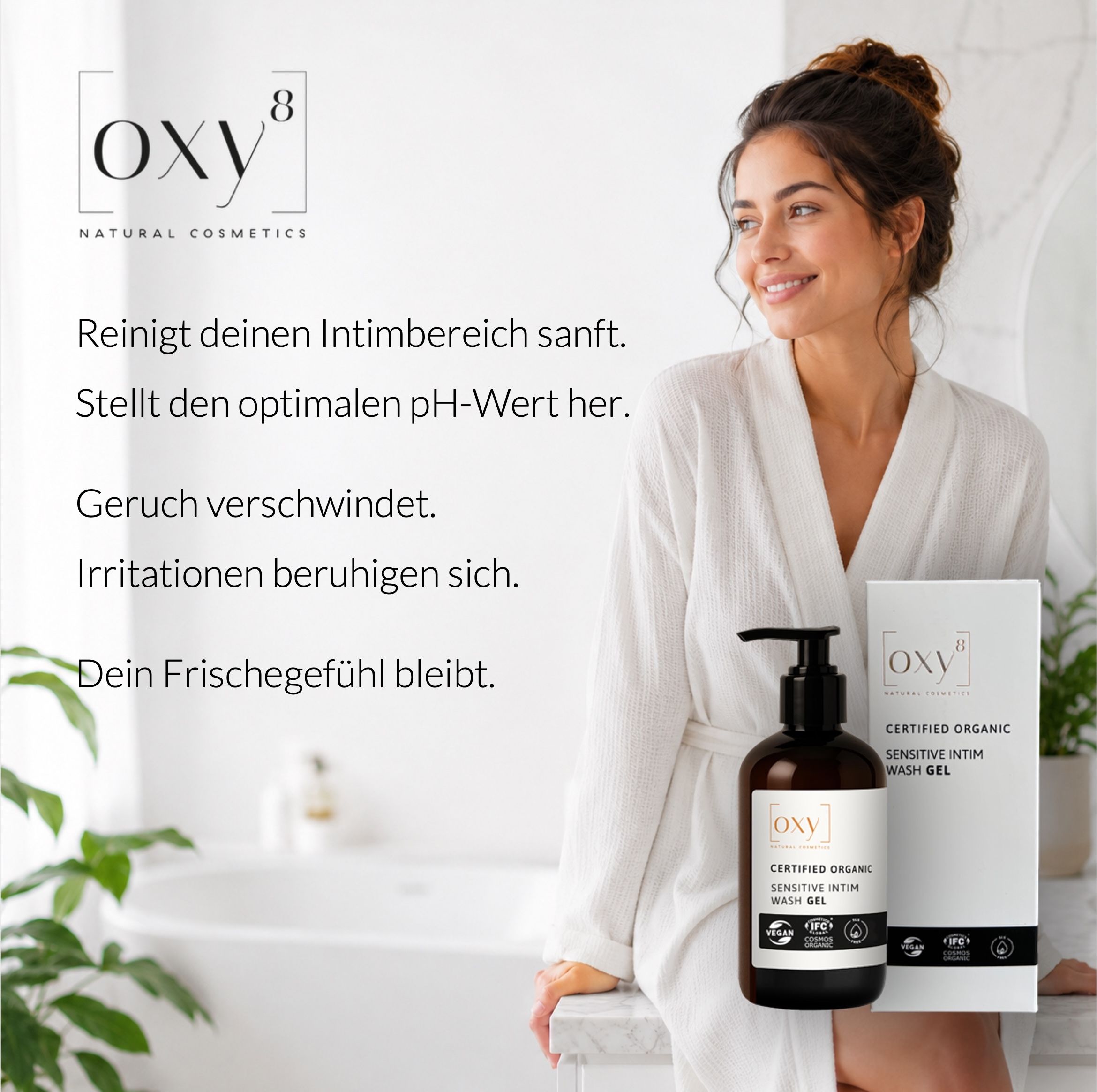 Frau im Bademantel. Neben ihr eine Produktverpackung und eine Flasche.