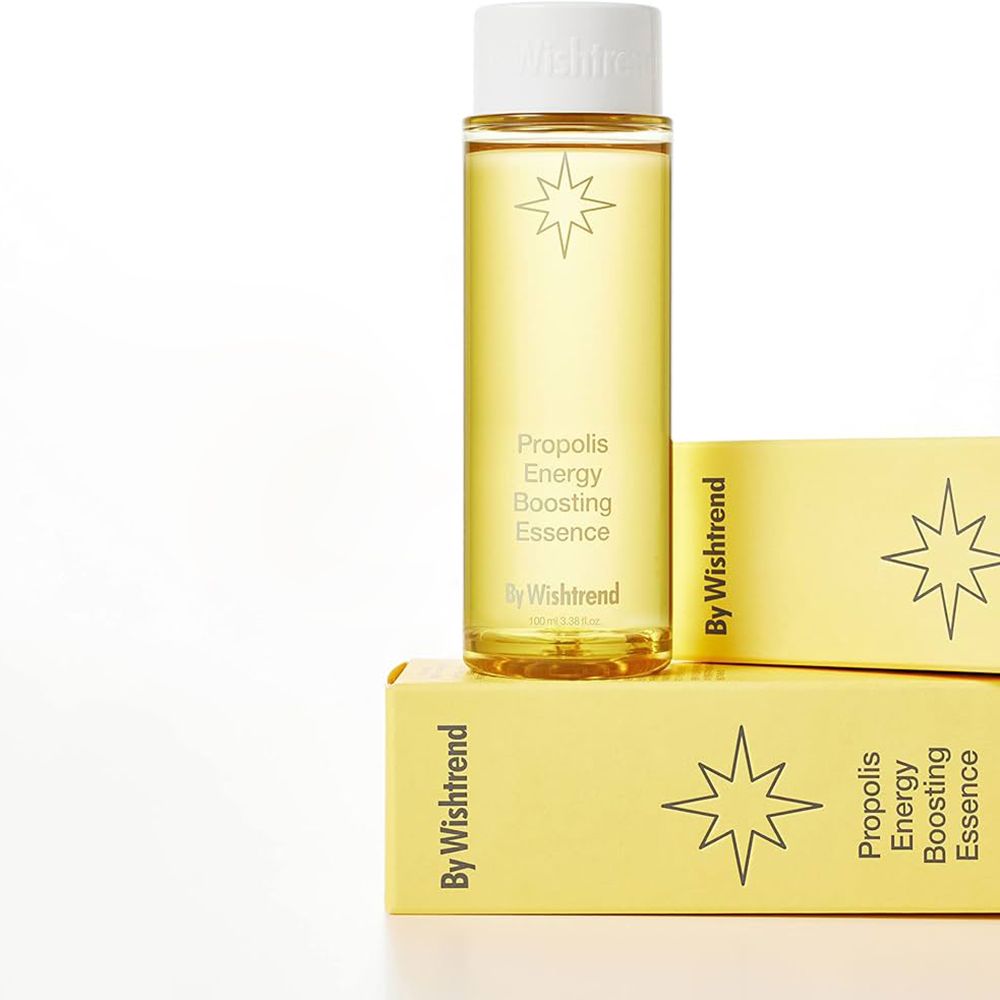 Flasche mit gelber Flüssigkeit und zwei gelben Schachteln. Aufschrift: Propolis Energy Boosting Essence, By Wishtrend.