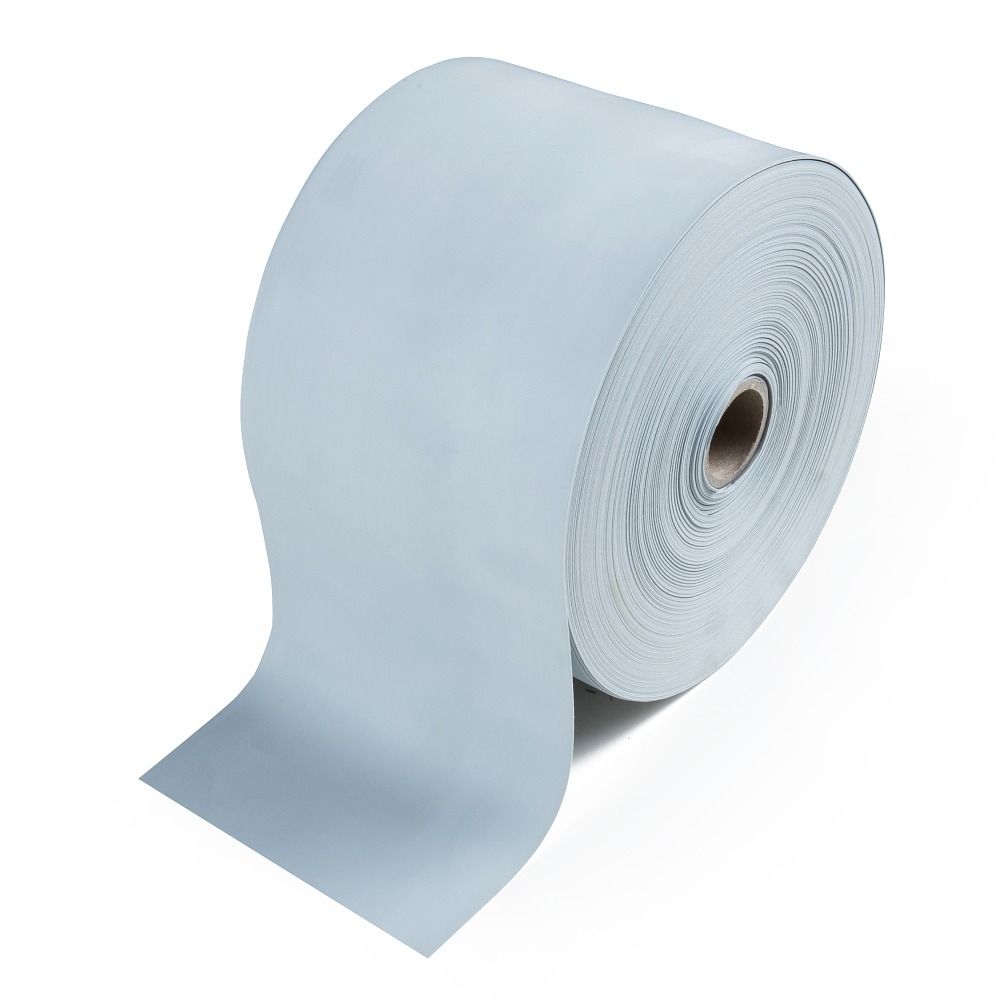 Graues Therapieband, aufgerollt. Bandende abgerollt. Aufdruck nicht erkennbar. Auf weißem Hintergrund.