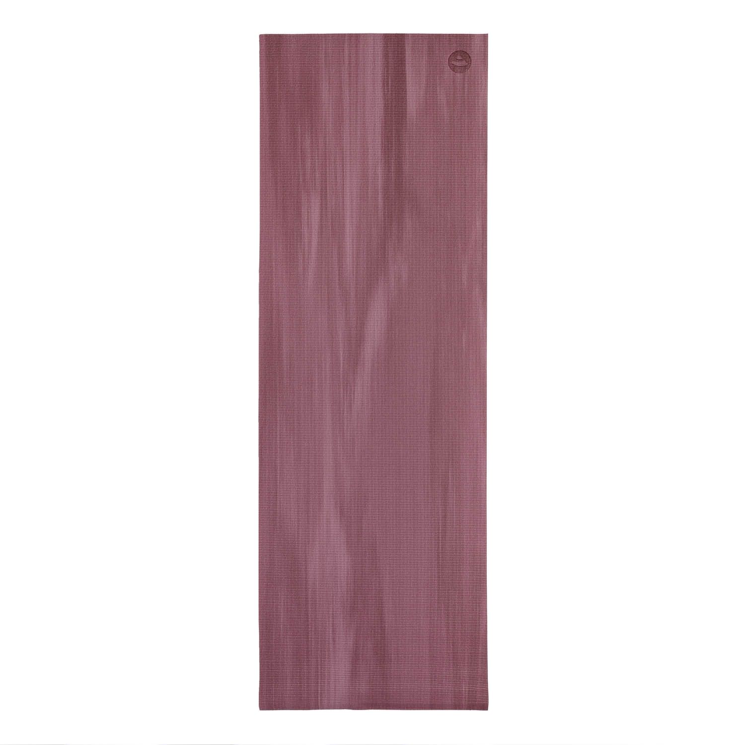 Tapis de yoga aubergine, rectangulaire, avec fines lignes. Logo en haut à droite.