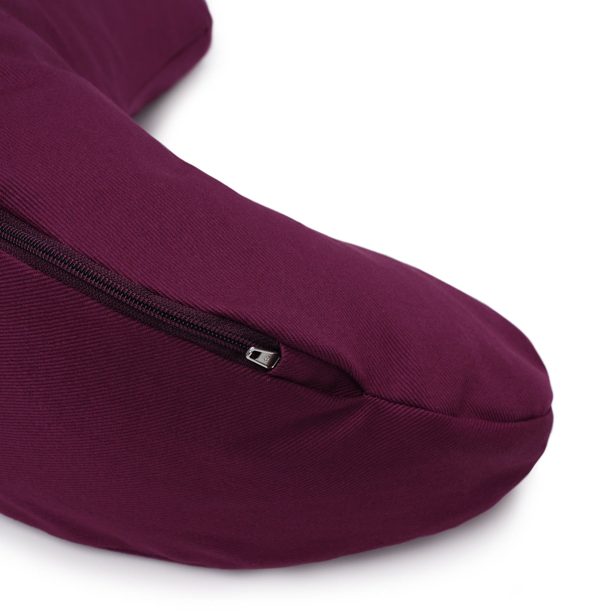 Nahaufnahme des Reißverschlusses an einem auberginefarbenen Yogabox Glückssitz® MOND D Nackenkissen.