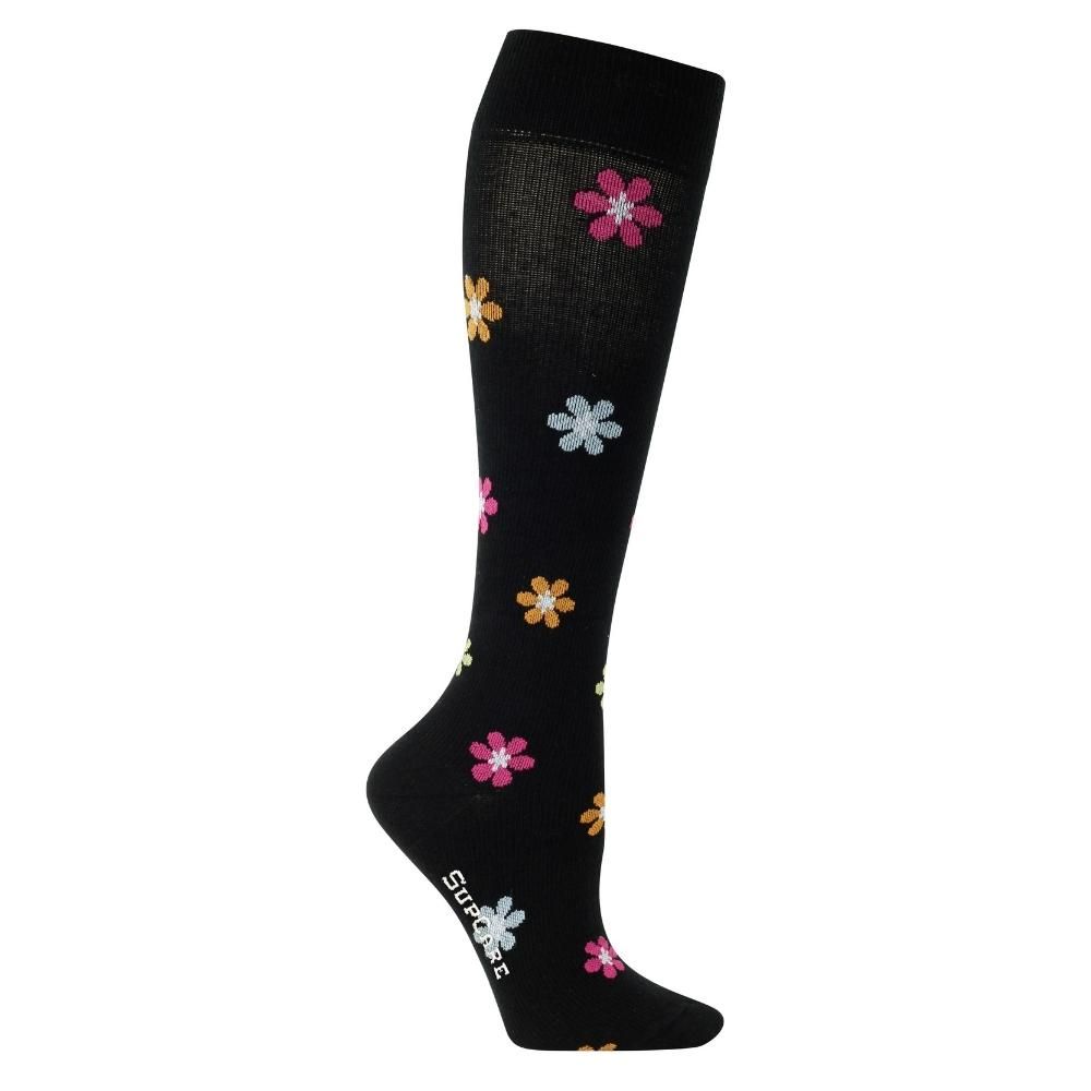 Schwarze Stützstrümpfe mit bunten Blumenmuster. Knielang. Marke SupCare am Fuß.
