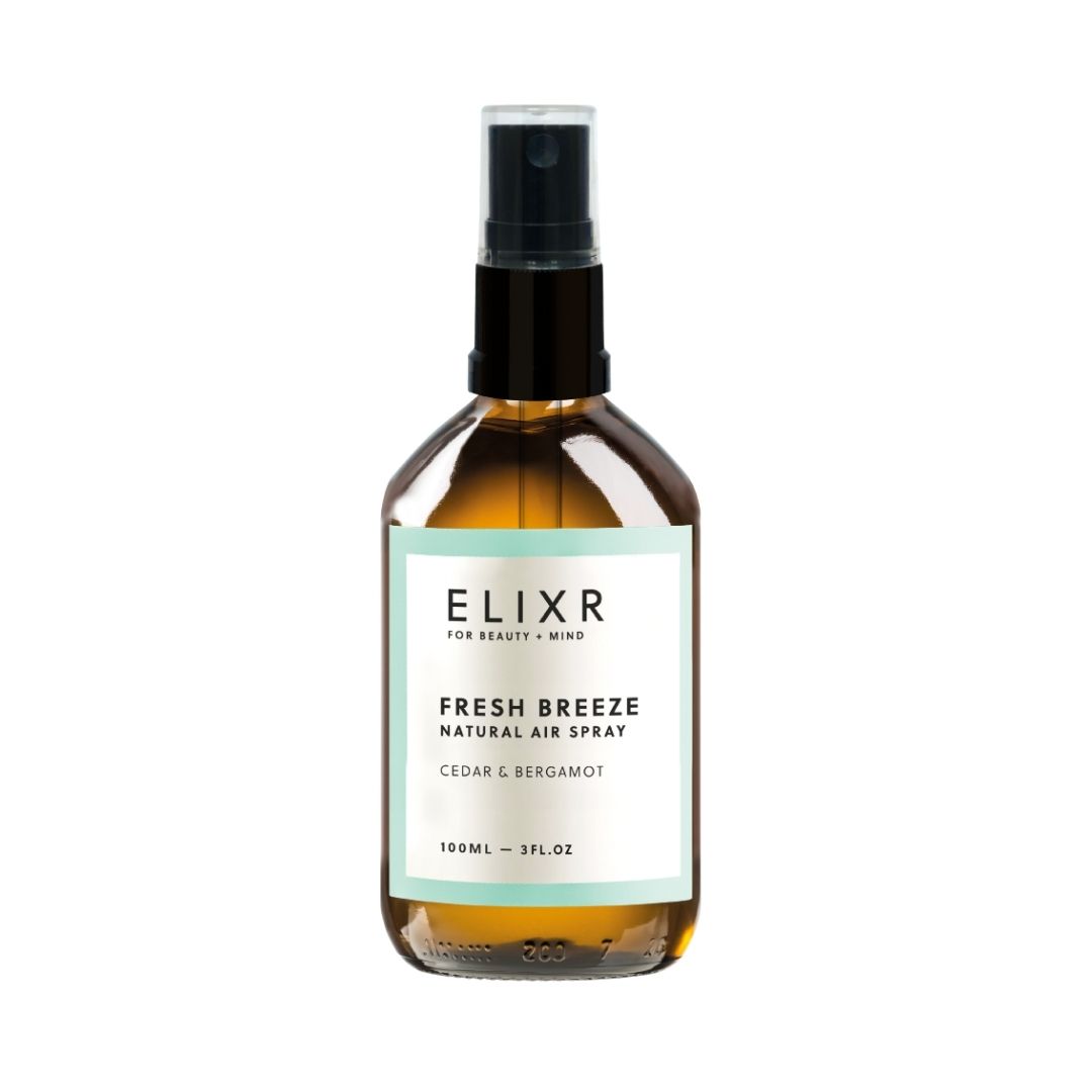 Braune Glasflasche mit schwarzem Sprühkopf. Aufschrift: ELIXR, FRESH BREEZE NATURAL AIR SPRAY, CEDAR & BERGAMOT. 100ML - 3FL.OZ.