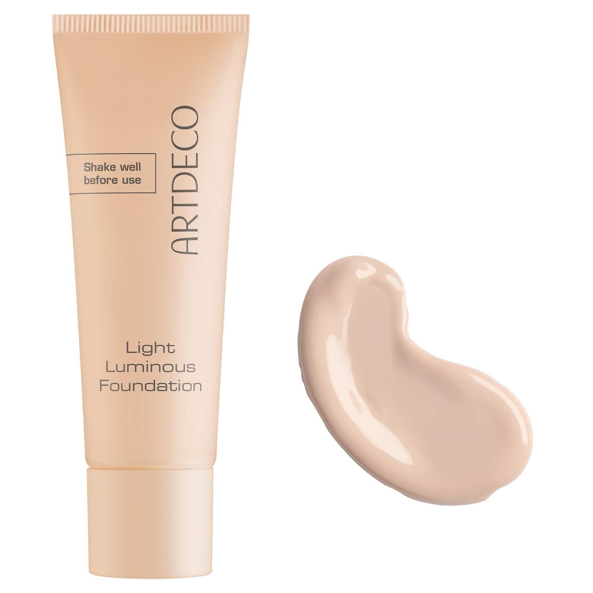 Beigefarbene Tube und Klecks Foundation. Aufschrift: ARTDECO, Light Luminous Foundation. Text: Shake well before use.