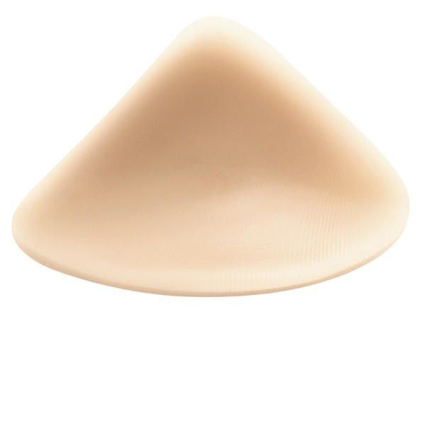 Brustprothese in mittlerer Brustform. Hautfarbenes, tropfenförmiges Produkt. Oberseite abgerundet, Unterseite flach.