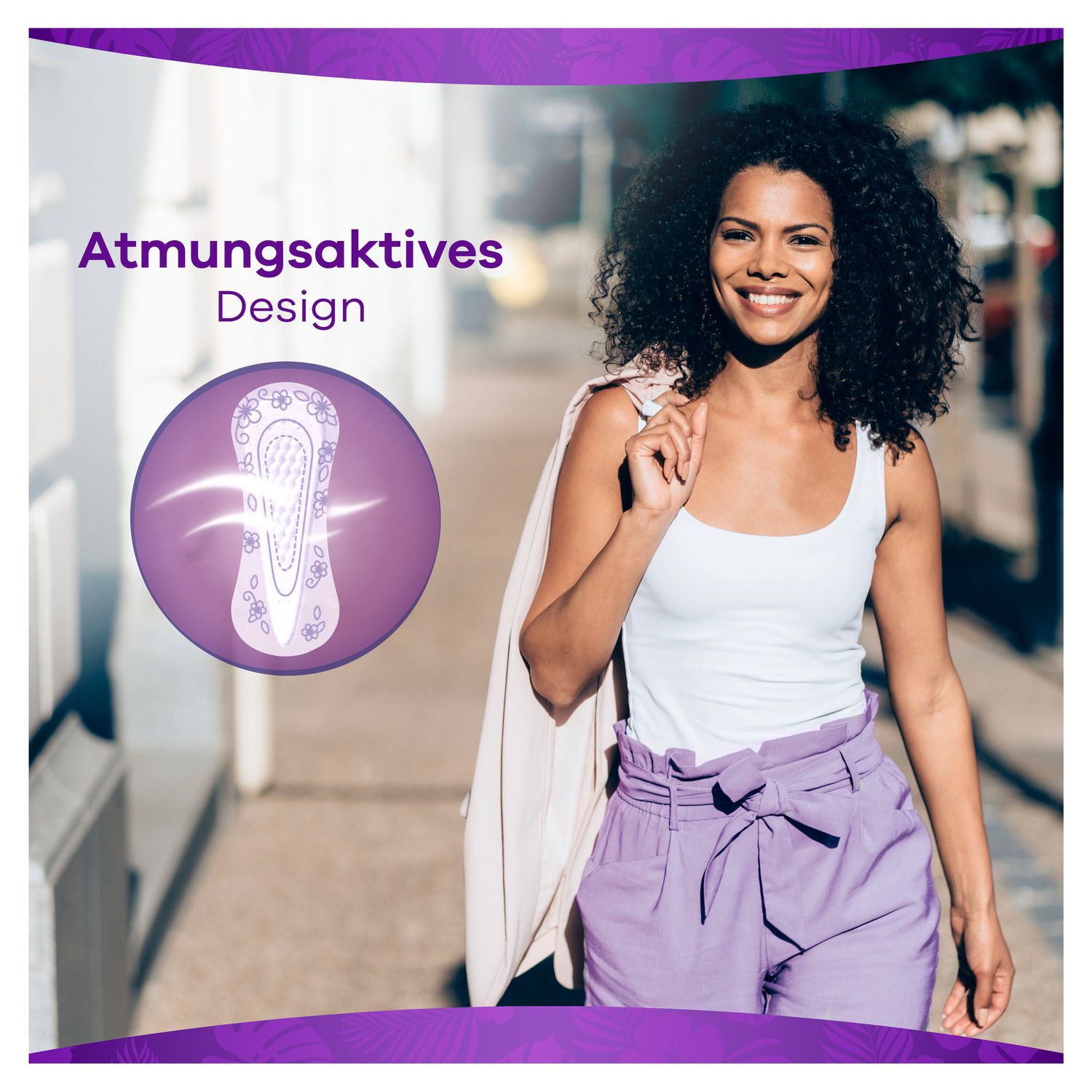 Frau lächelt. Im Hintergrund ein Kreis mit einer Slipeinlage. Text: Atmungsaktives Design.