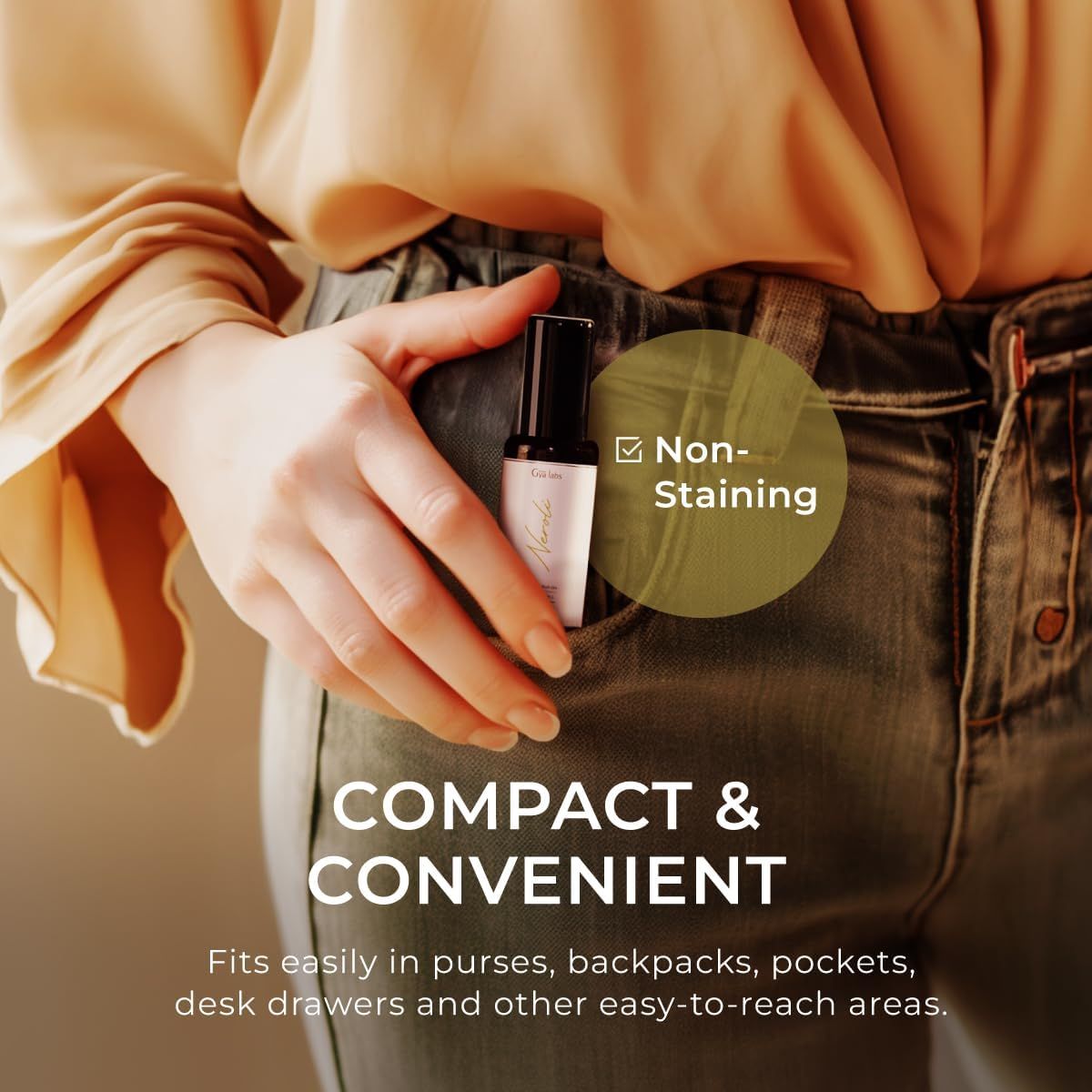 Roll-on in einer Hosentasche. Text: „Kompakt & Praktisch“ und „Non-Staining“. Der Roll-on ist in einer Tasche.