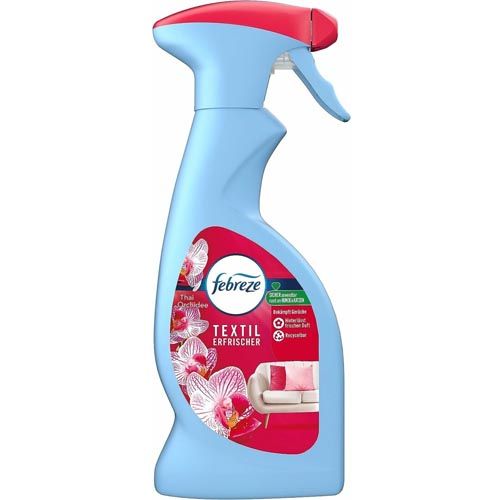 Hellblau-rote Sprühflasche. Aufkleber mit Orchideen und Text: Febreze Textilerfrischer. Grün-Siegel.