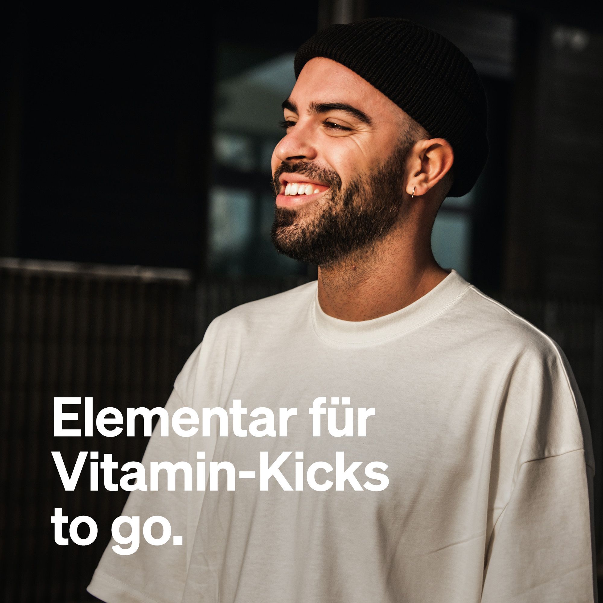 Ein Mann lächelt. Text: Elementar für Vitamin-Kicks to go.