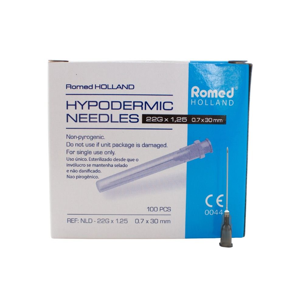 Packung mit Injektionskanülen. Aufschrift: Romed Holland, Hypodermic Needles 22G x 1.25, steril. Einzelne Kanüle daneben.