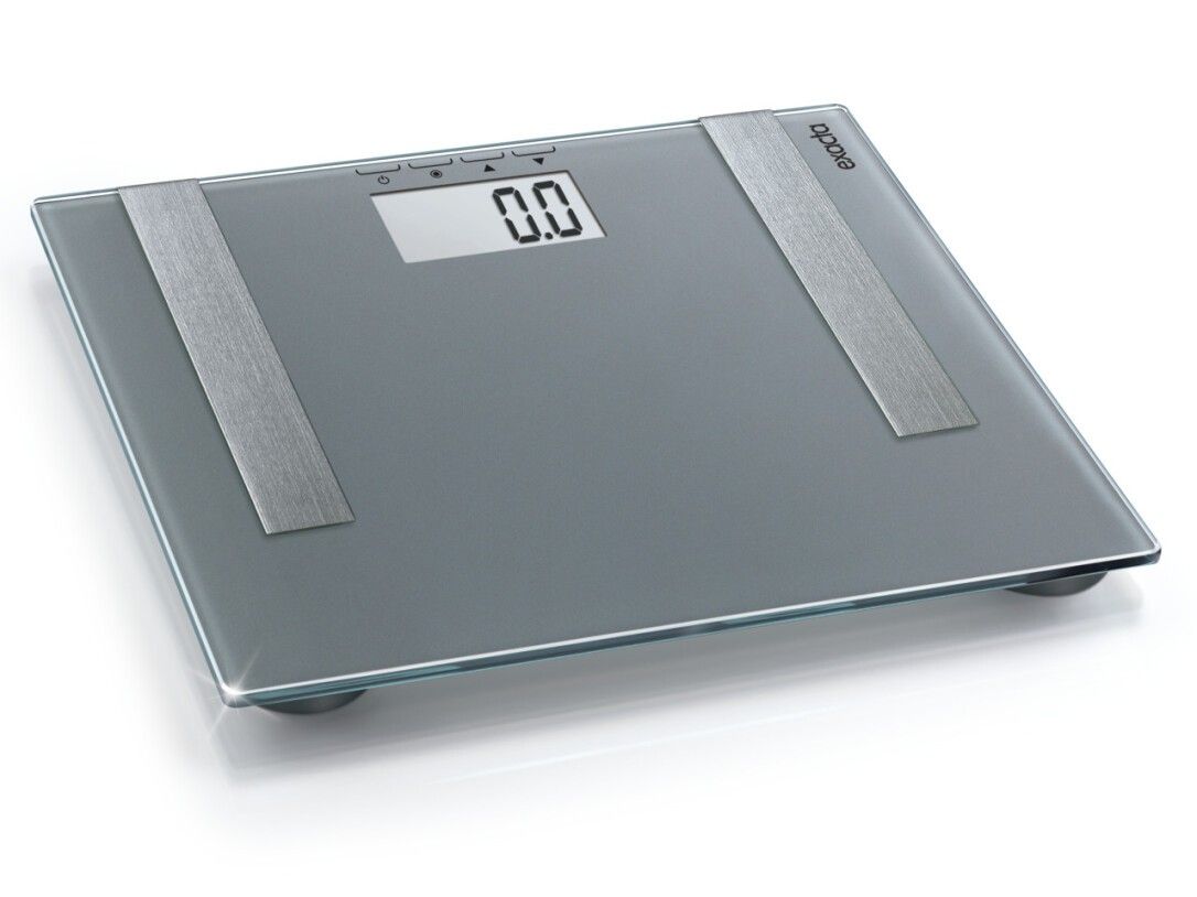 Graue Personenwaage mit digitaler Anzeige. Rechteckige Form mit Metallstreifen und Logo. Zeigt 0.0 an.