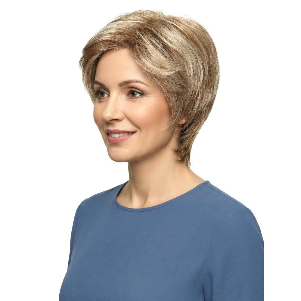 Kurzhaarperücke, blond-braun meliert, auf einer Frau getragen. Seitenansicht, Frau lächelt. Blaues Oberteil.