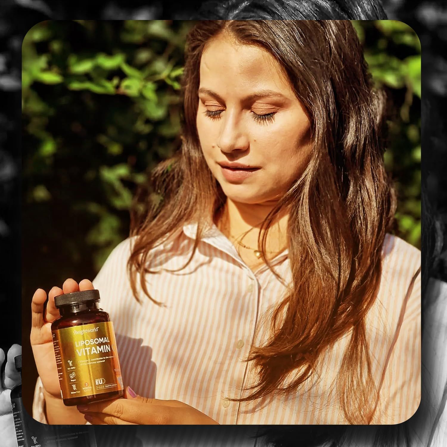 Frau hält eine Flasche Liposomales Vitamin C. Braune Flasche mit gelbem Etikett. Aufschrift: Vitamin C.