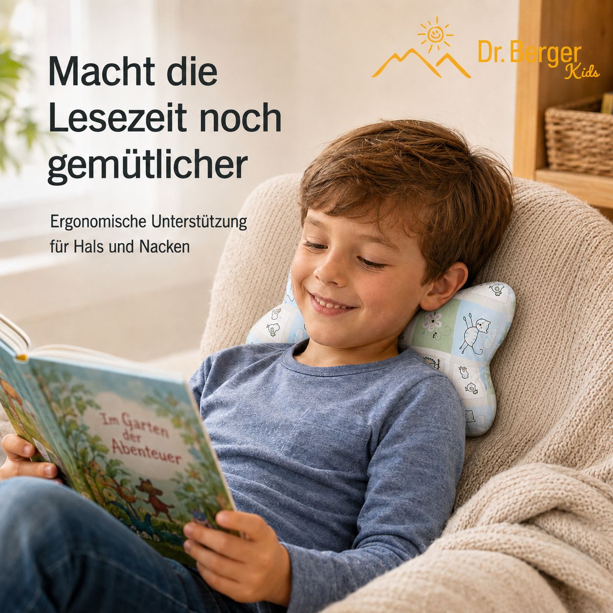 Junge mit Dr. Berger Kuschelkissen im Nacken beim Lesen.