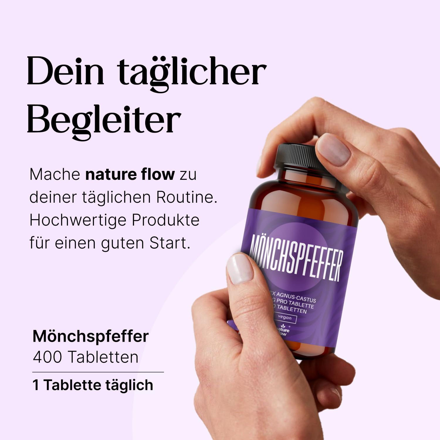 Hände halten eine braune Glasflasche mit lila Etikett. Text: MÖNCHSPFEFFER, 20mg pro Tablette, 400 Tabletten, 1 Tablette täglich.