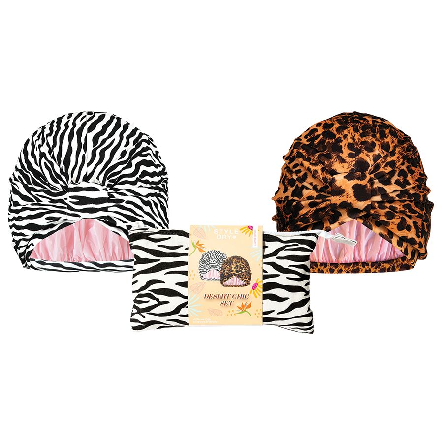 Zwei Duschhauben mit Zebra- und Leopardenmuster. Eine Verpackung mit Produktnamen "Desert Chic Set".
