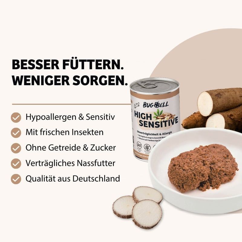Hundefutter-Dose 'BugBell High Sensitive' neben einer Schüssel mit Futter und Süßkartoffelscheiben.
