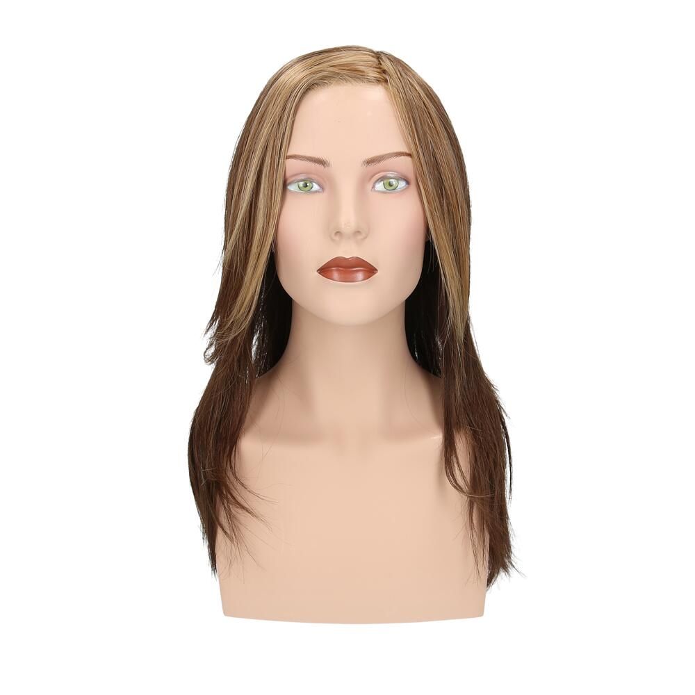Perücke auf einem Schaufensterkopf. Braun-blonde Haare, schulterlang, gestuft geschnitten.