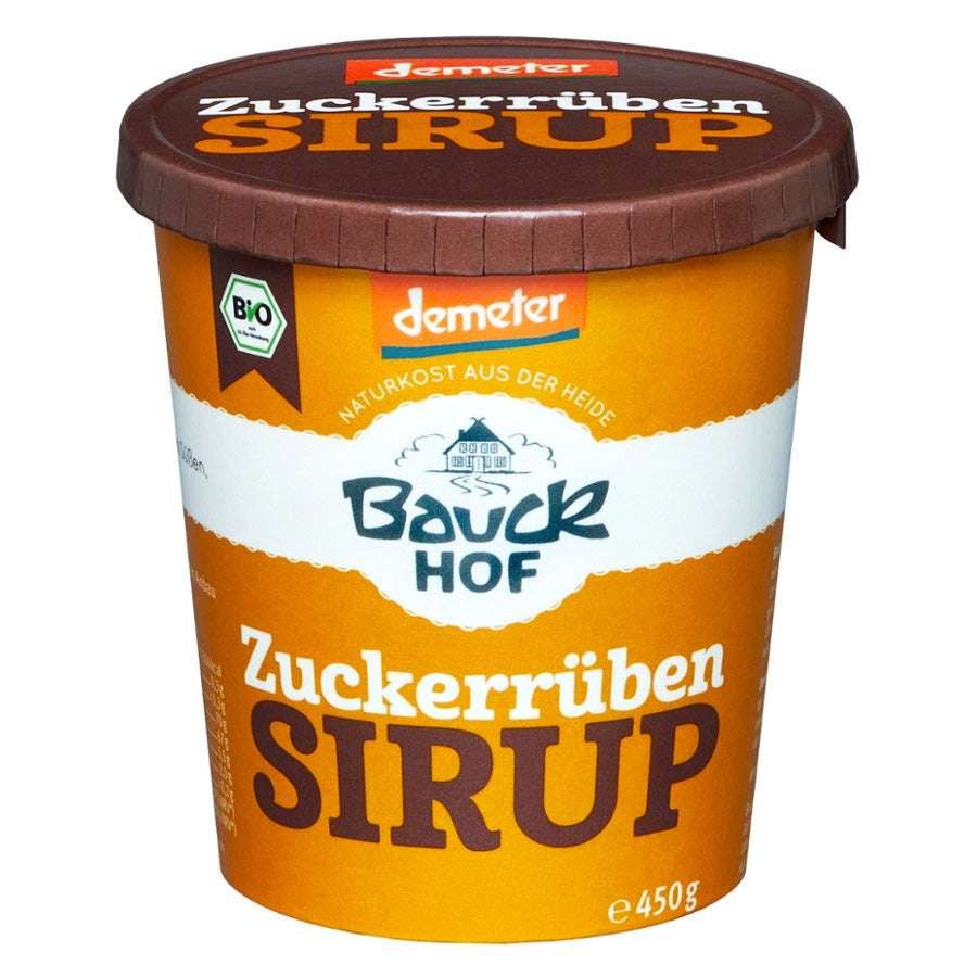 Becher mit braunem Deckel. Aufschrift: Zuckerrübensirup. Logo: Demeter, Bio-Siegel. Marke: Bauck Hof. Inhalt: 450g.