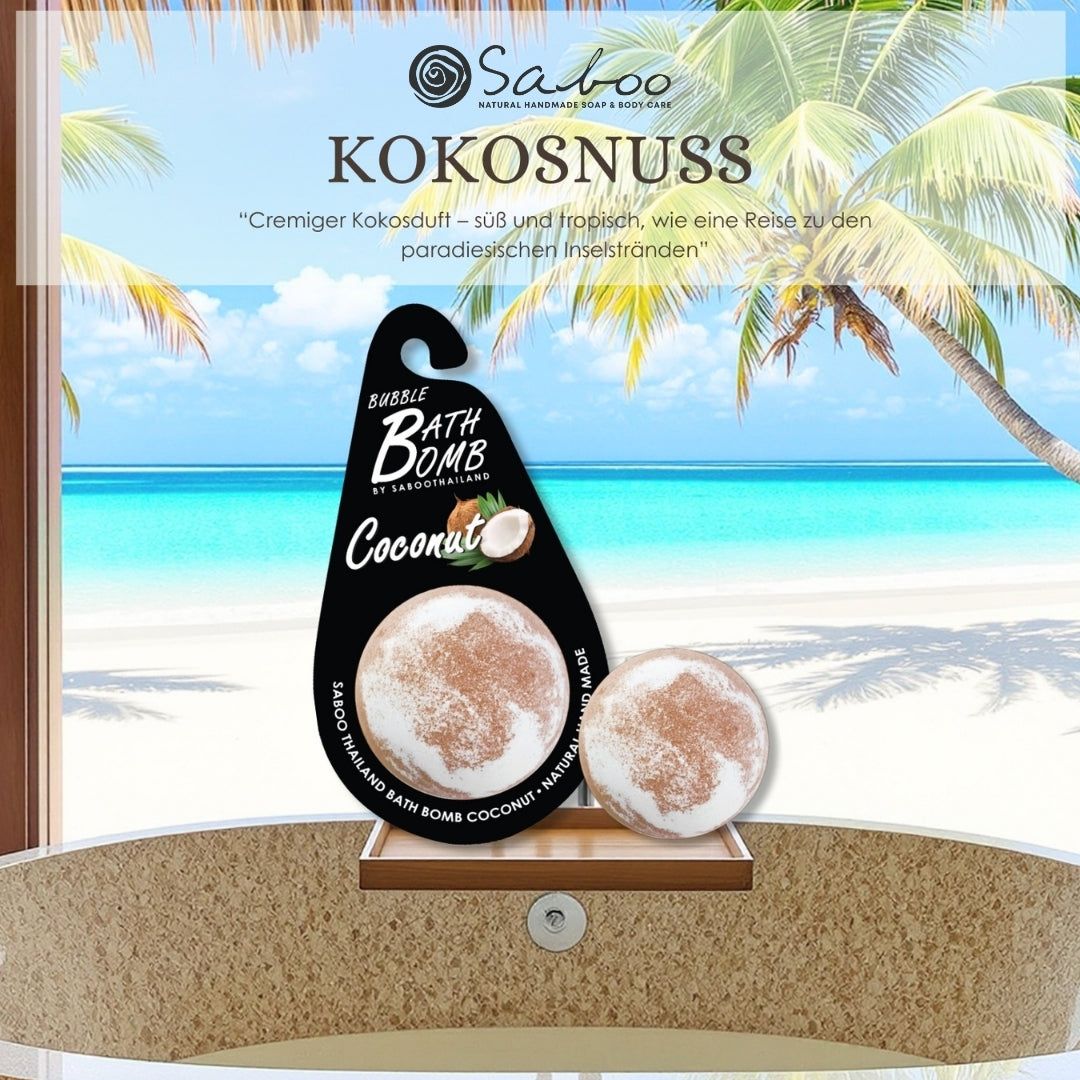 SABOO Schaumbad Bombe, Kokosnuss. Zwei runde Bomben auf einem Tablett. Strandhintergrund mit Palmen.