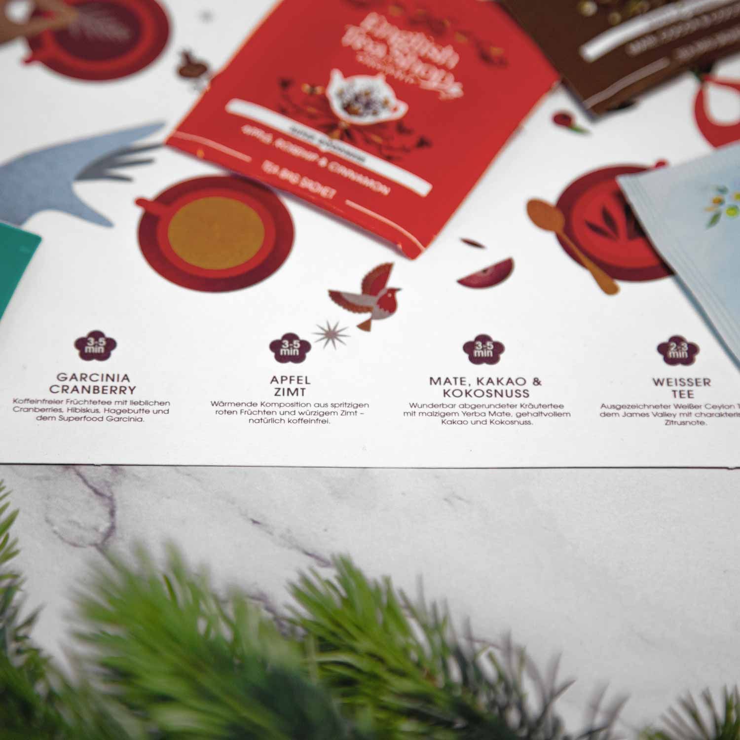 Nahaufnahme von Teebeuteln. Aufschriften: Garcinia Cranberry, Apfel Zimt, Mate, Kakao & Kokosnuss, Weisser Tee.