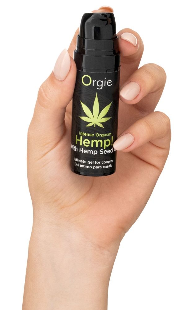 Hand hält schwarze Flasche mit grünem Hanfblatt und Text: Intense Orgasm Hemp! Intimes Gel für Paare. Marke: Orgie.