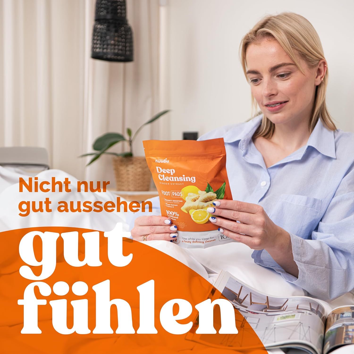 Frau hält eine orangefarbene Verpackung. Auf der Verpackung steht "Deep Cleansing" und Abbildungen von Ingwer und Zitrone.