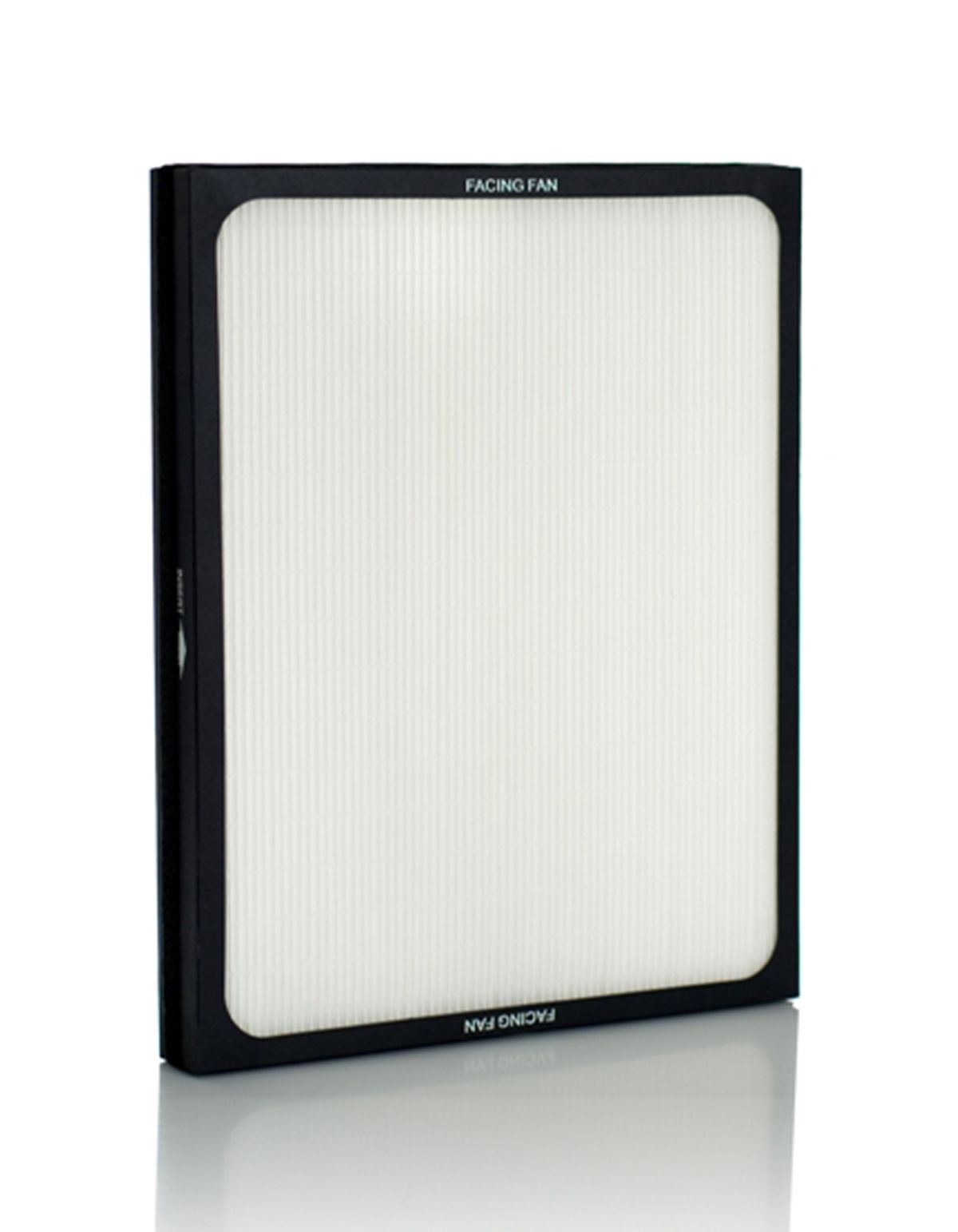 Rechteckiger Luftfilter mit schwarzem Rahmen und weißem Filtermedium. Auf dem Rahmen steht „FACING FAN“.