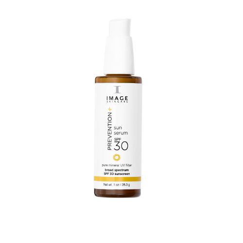 Weißes Serumfläschchen mit Pumpe. Aufschrift: IMAGE Skincare PREVENTION+ Sun Serum SPF 30. Gelber Streifen mit Text.
