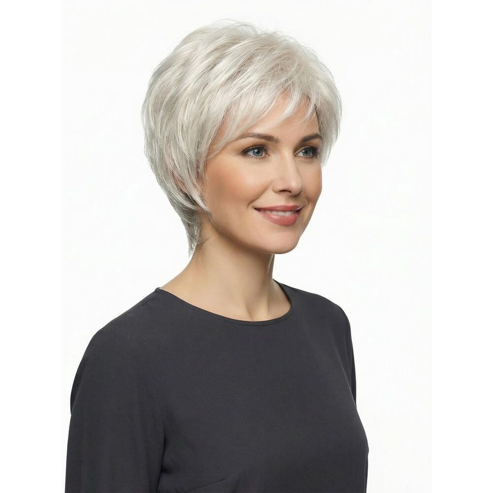 Kurzhaarperücke in hellem Grau. Frau mit dunklem Oberteil. Dreiviertelansicht, lächelnd.