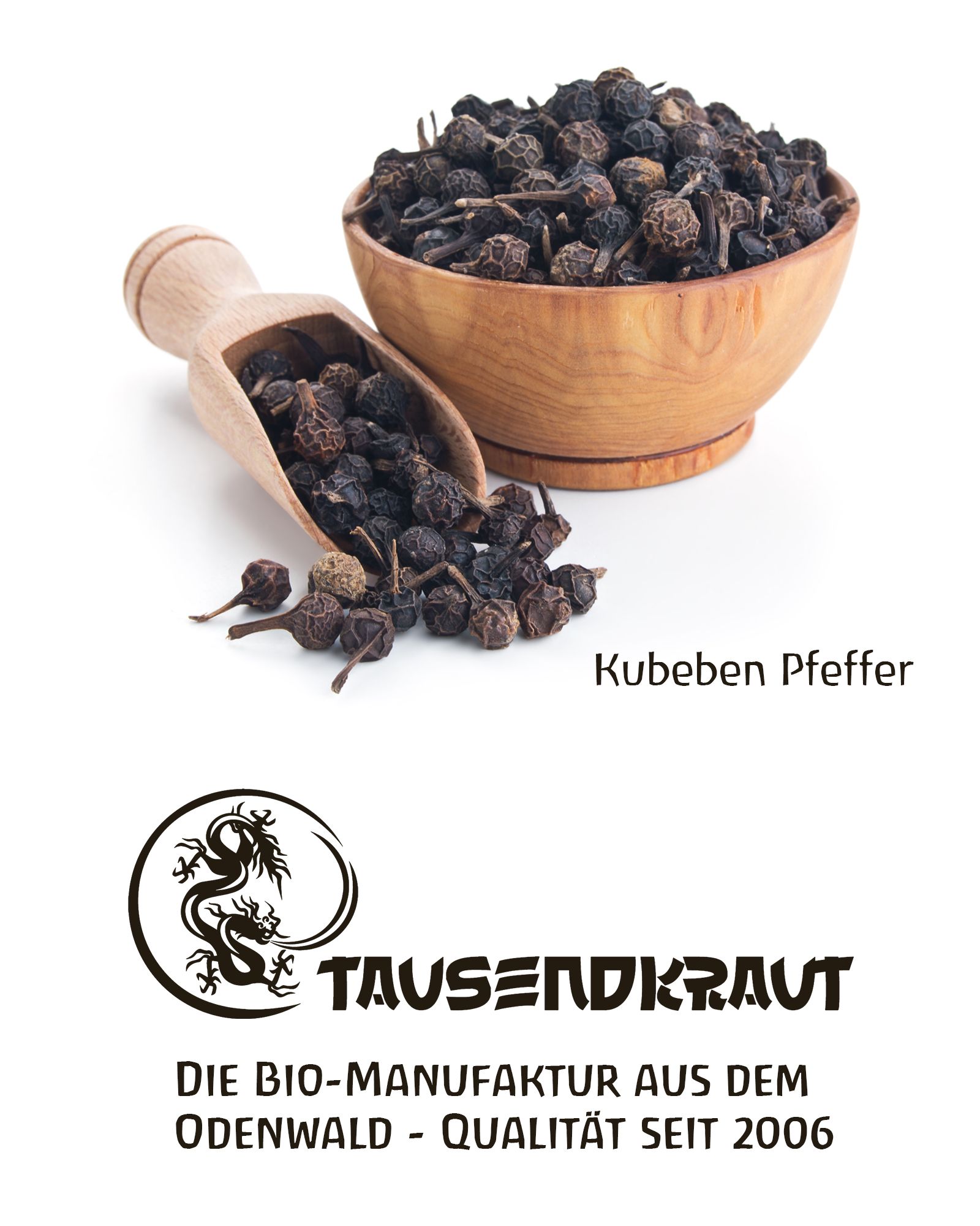 Holzschale und Löffel mit Kubeben Pfeffer. Logo Tausendkraut. Text: Die Bio-Manufaktur aus dem Odenwald - Qualität seit 2006.