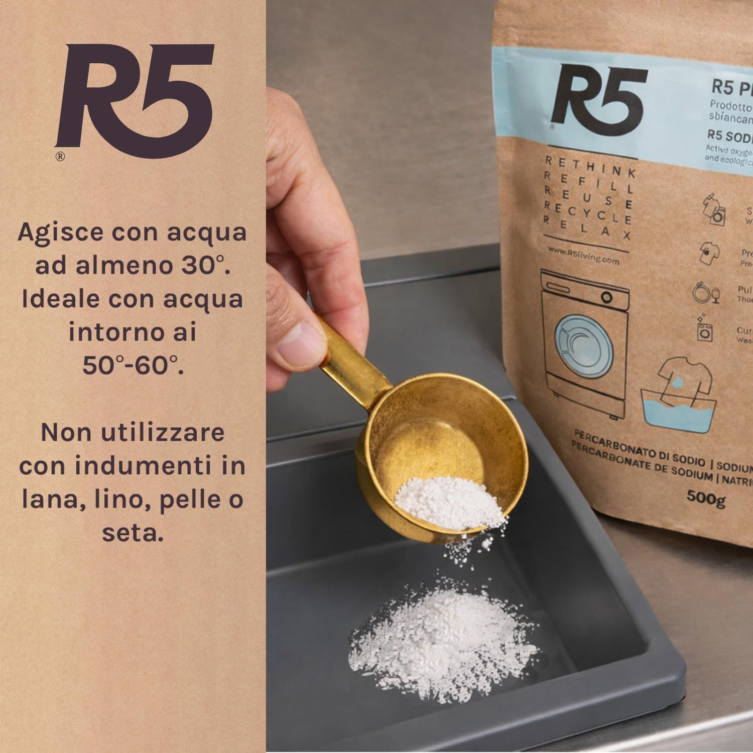 Hand schüttet R5 Natriumpercarbonat Pulver aus Messlöffel in eine Schublade. R5 Pulvertüte im Hintergrund.