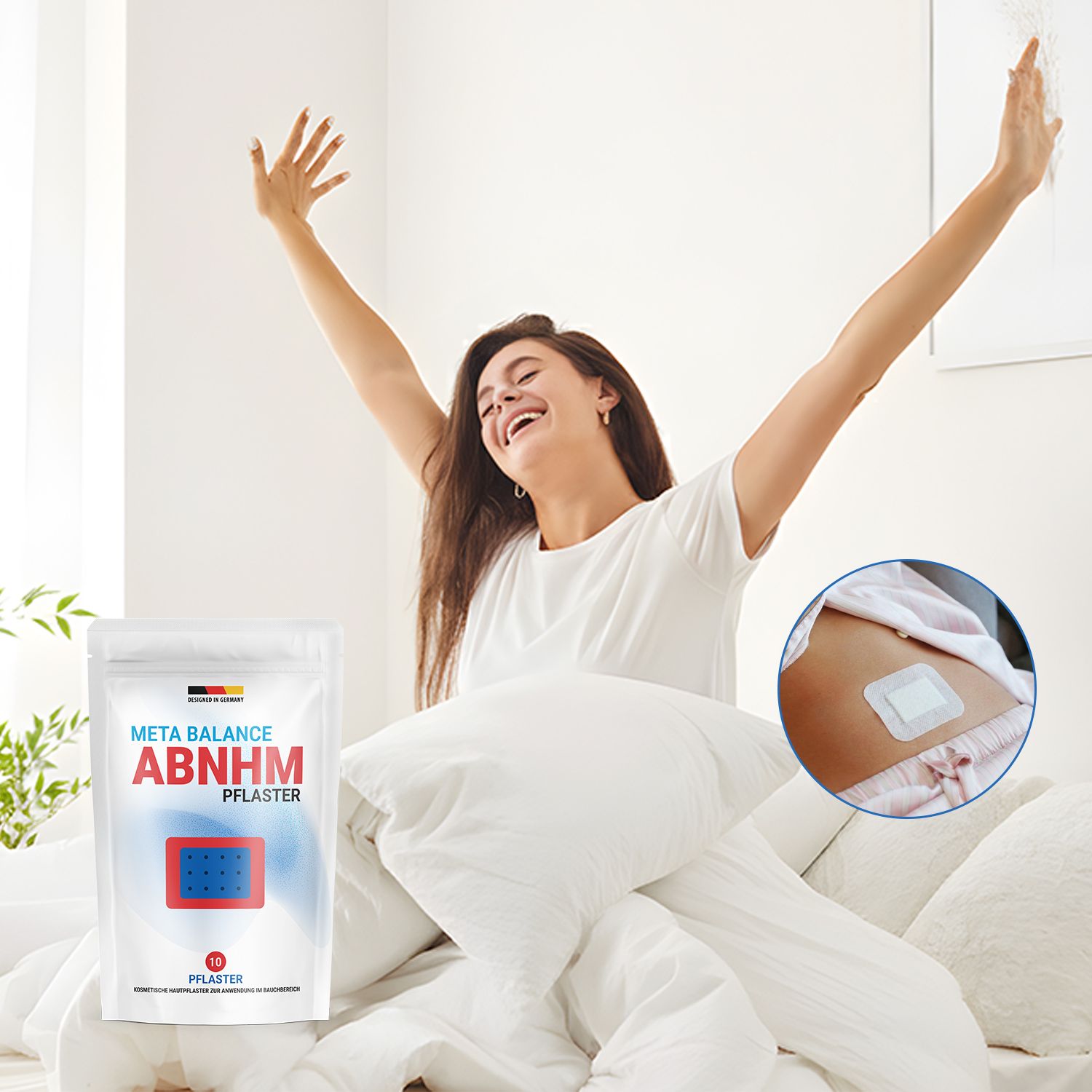 Eine Frau streckt sich im Bett, ein Meta Balance Abnhm Pflaster ist auf ihrem Bauch sichtbar.