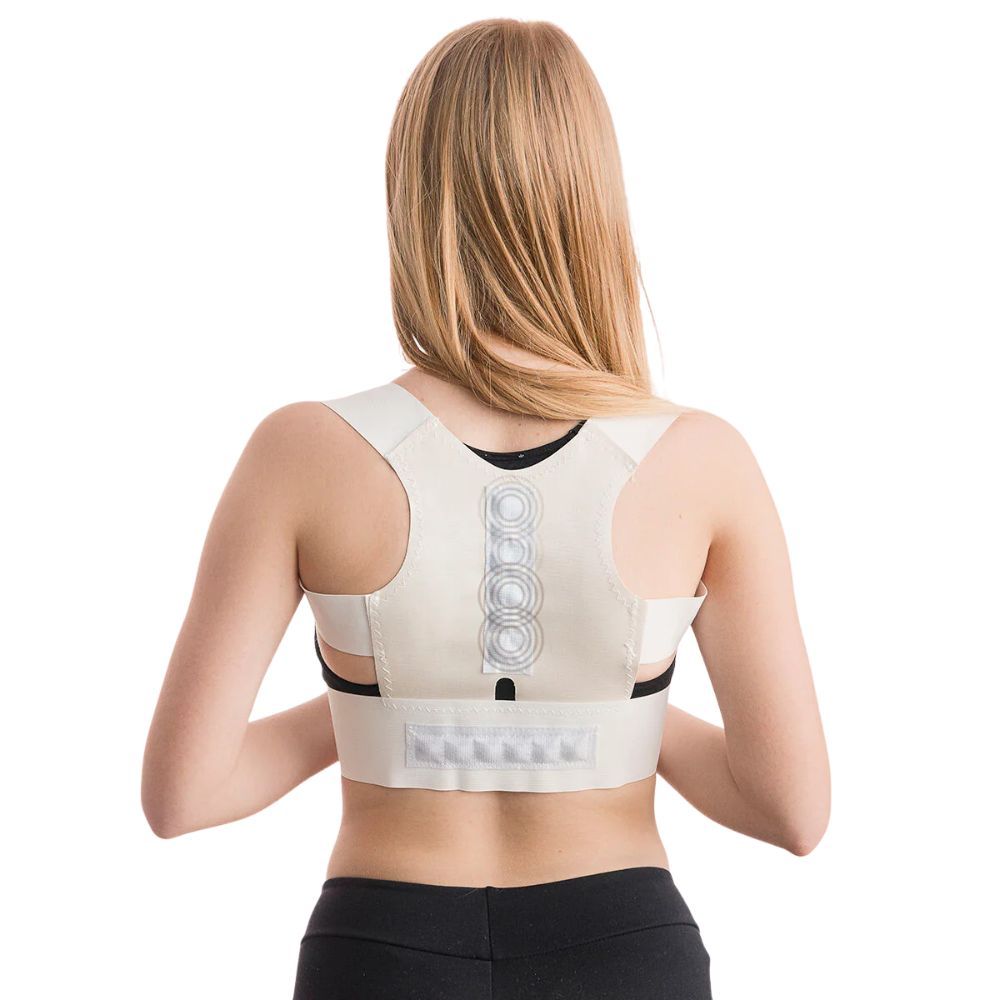 Rückenansicht einer Person mit beigem Rückenkorrektor. Sichtbare Magnete. Schwarze Sportkleidung. Schultergurte und Bauchgurt.