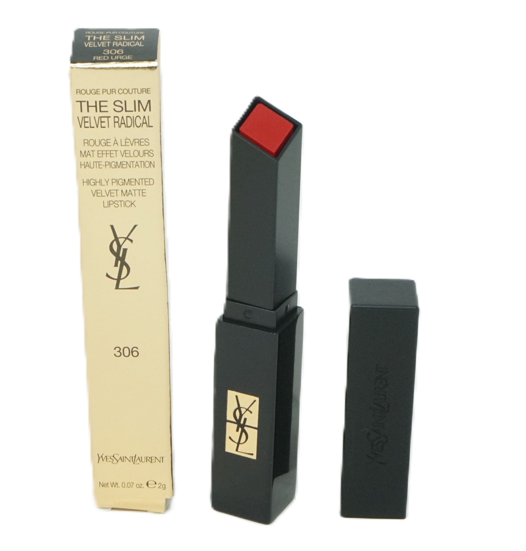 Schwarzer Lippenstift mit roter Spitze, neben einer goldenen Verpackung. Auf der Verpackung steht „Yves Saint Laurent“ und „306“.