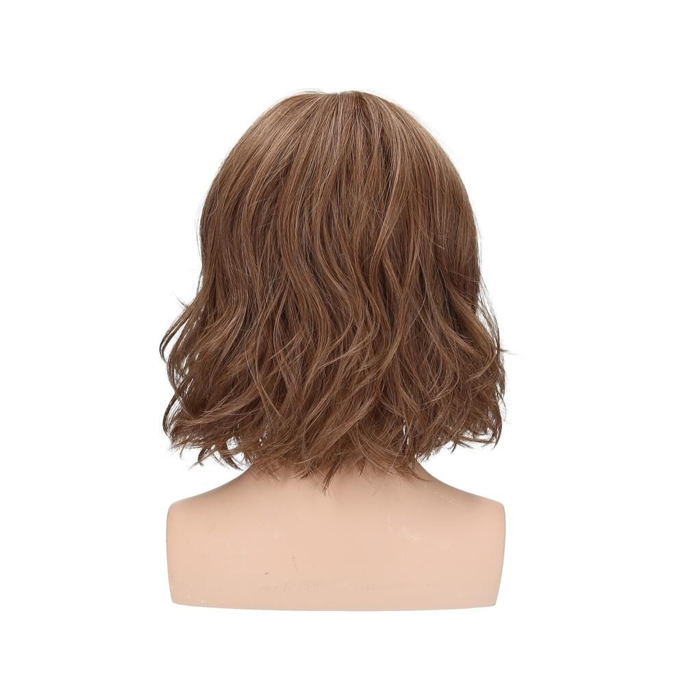 Perücke Lilie von trendhair, braun, gewellt, auf einem Schaufensterkopf. Rückansicht.