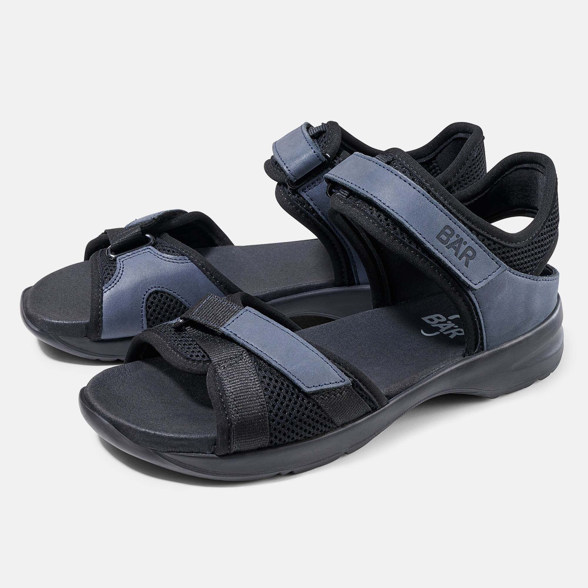 Schwarze Sandalen mit blauen Riemen und Klettverschluss. Mesh-Einsätze und BÄR-Logo.