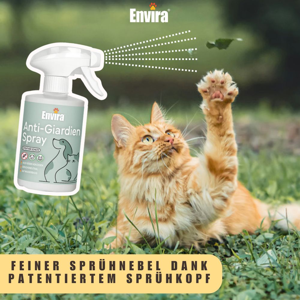 ENVIRA Anti-Giardien Spray-Flasche sprüht auf Katze. Text: Feiner Sprühnebel dank patentiertem Sprühkopf.