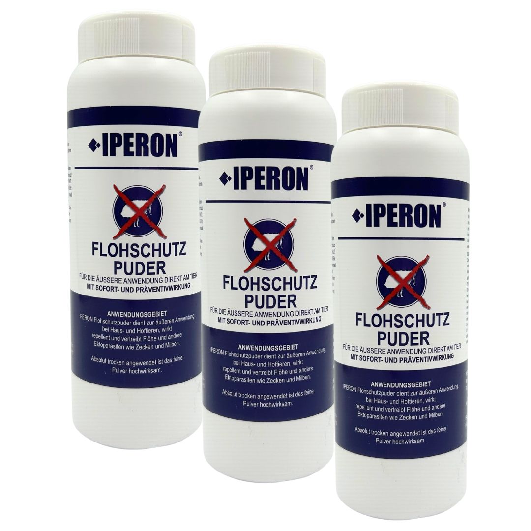 Drei weiße Flaschen IPERON® Flohpuder mit blauen Etiketten.