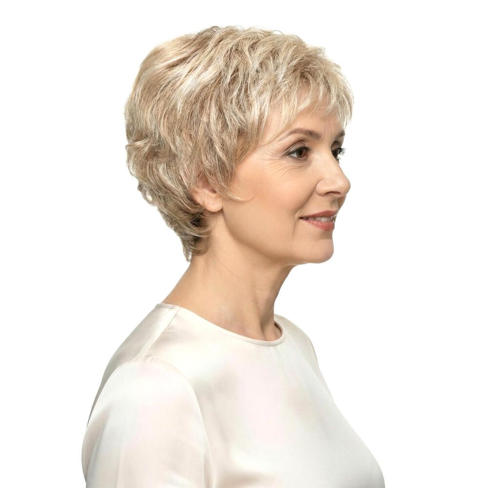 Kurzhaarperücke, blond, DELUXE BREMEN. Frau, Seitenansicht. Helles Haar, kurze Frisur, weißes Oberteil.